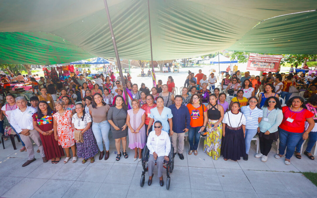 Feria Estatal de Emprendedoras y Artesanas en Huatulco.