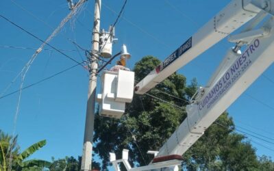 instaló 8 lámparas nuevas en Chacalmata y otras 12 en Pueblo Viejo