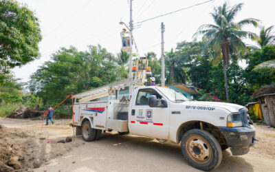 Trabajos del equipo de Servicios Eléctricos en luminarias de Cuapinolito